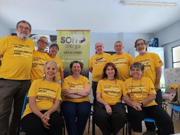 Un grupo de personas posando para la cámara delante de un cartel

Descripción generada automáticamente