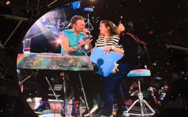 Coldplay frontman Chris Martin speaks to two women, who turn out to be Israeli, onstage at a concert in London, on August 31, 2025. (Screenshot/ TikTok)