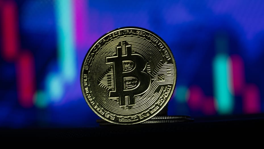 Bitcoin losses accelerate after ETF launch, ether posts a 15% weekly gain