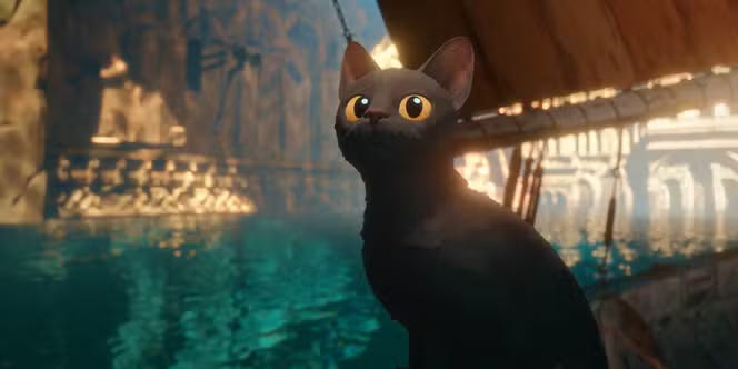 Un chat noir sur un bateau, dans le dessin animé Flow. Il regarde le paysage de ce qui semble être une cité abandonnée et sous l'eau.