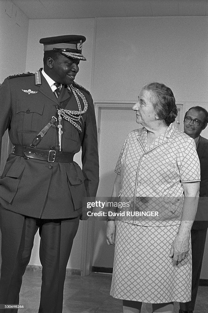 Idi Amin se întâlnește cu Golda Meir în timpul unei vizite în Israel în 1971. Fotografie de știri - Getty Images Idi Amin se întâlnește cu Golda Meir în timpul unei vizite în Israel în 1971. Fotografie de știri - Getty Images