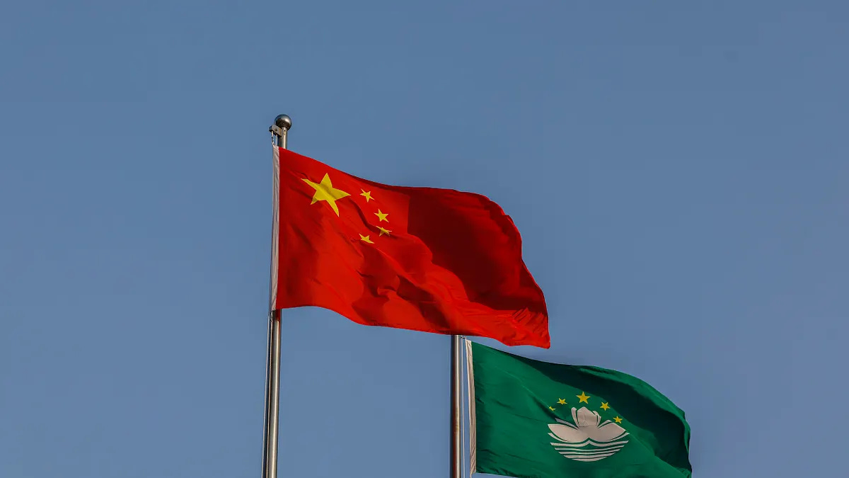 中国国旗与澳门区旗。（美联社）