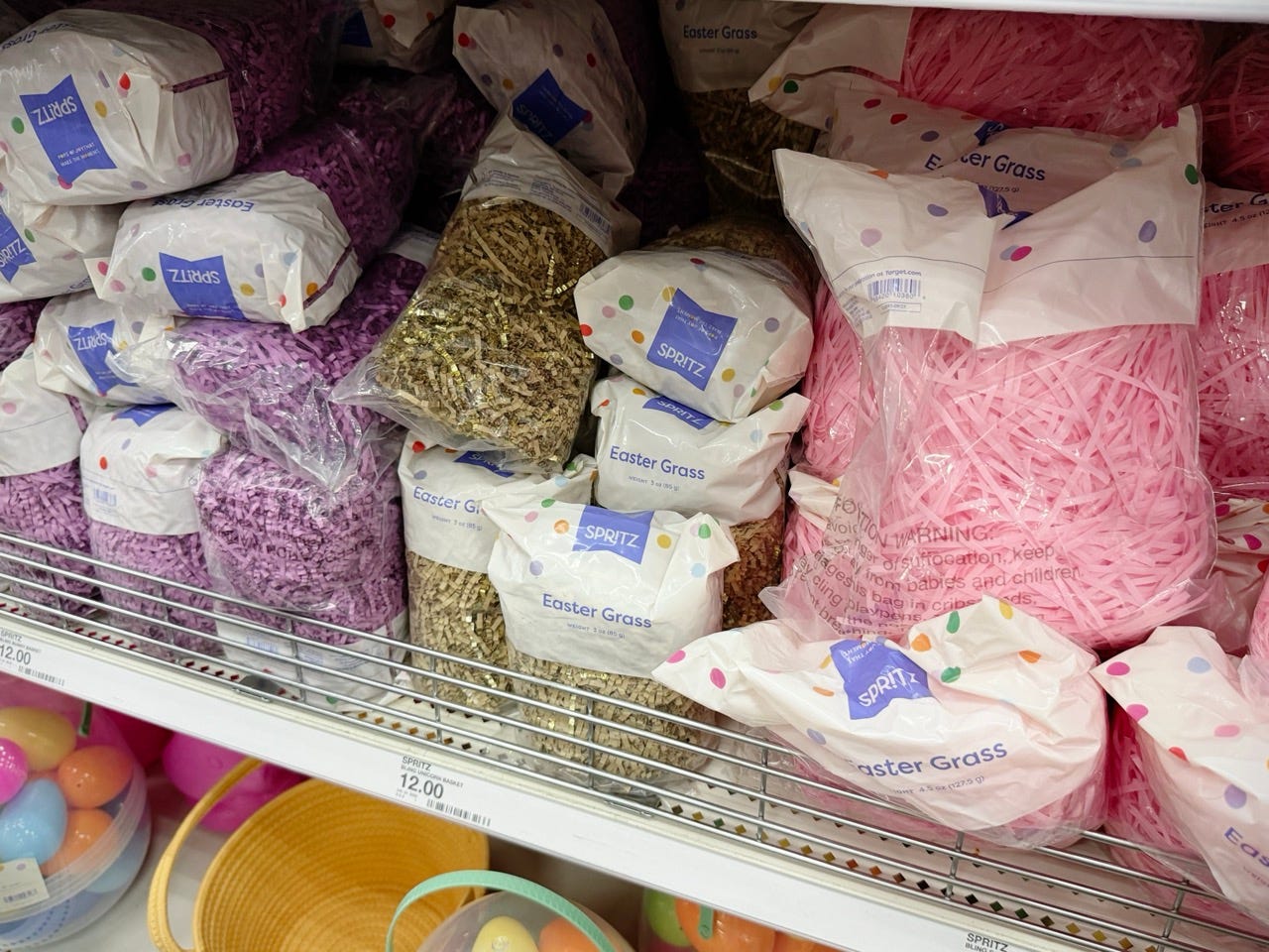 Un rayon rempli de fausse herbe pour décorer les paniers d’œufs de Pâques dans un grand magasin aux États-Unis.