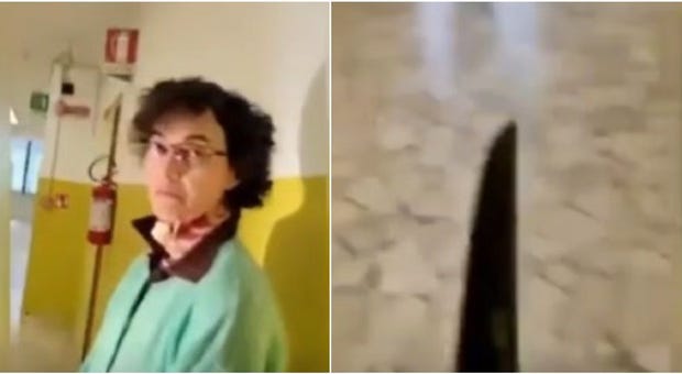 Fermo immagine del video dell'aggressione in classe a Trescore Balneario: la professoressa e la lama del coltello.