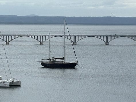 Mer et ciel sombre - les voiliers et yatchs