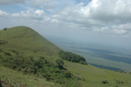 Collines verdoyantes sur fond de ciel nuageux