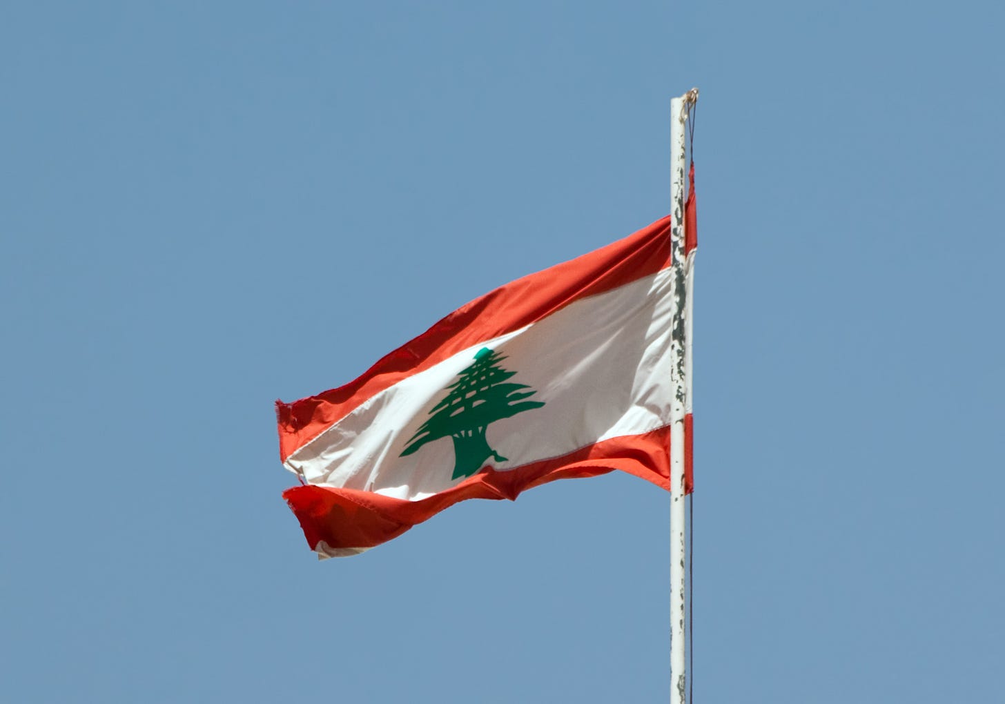 Archivo:Beiteddine - drapeau libanais.jpg - Wikipedia, la enciclopedia libre