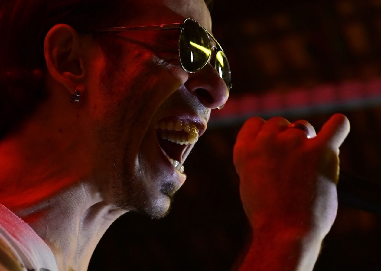 HOMEM CANTANDO música, close no rosto e microfone_foto de Tato Oliveira