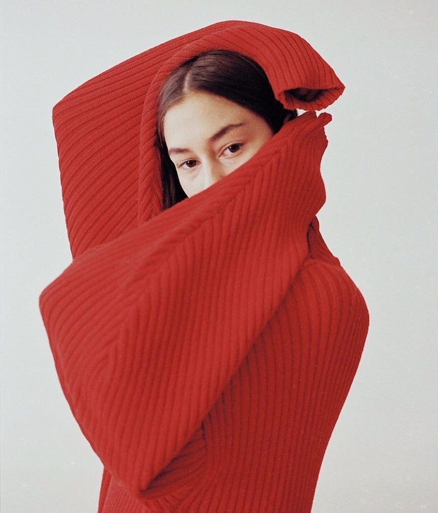 O suéter oversized será tendência no inverno 2024; confira dicas e referências