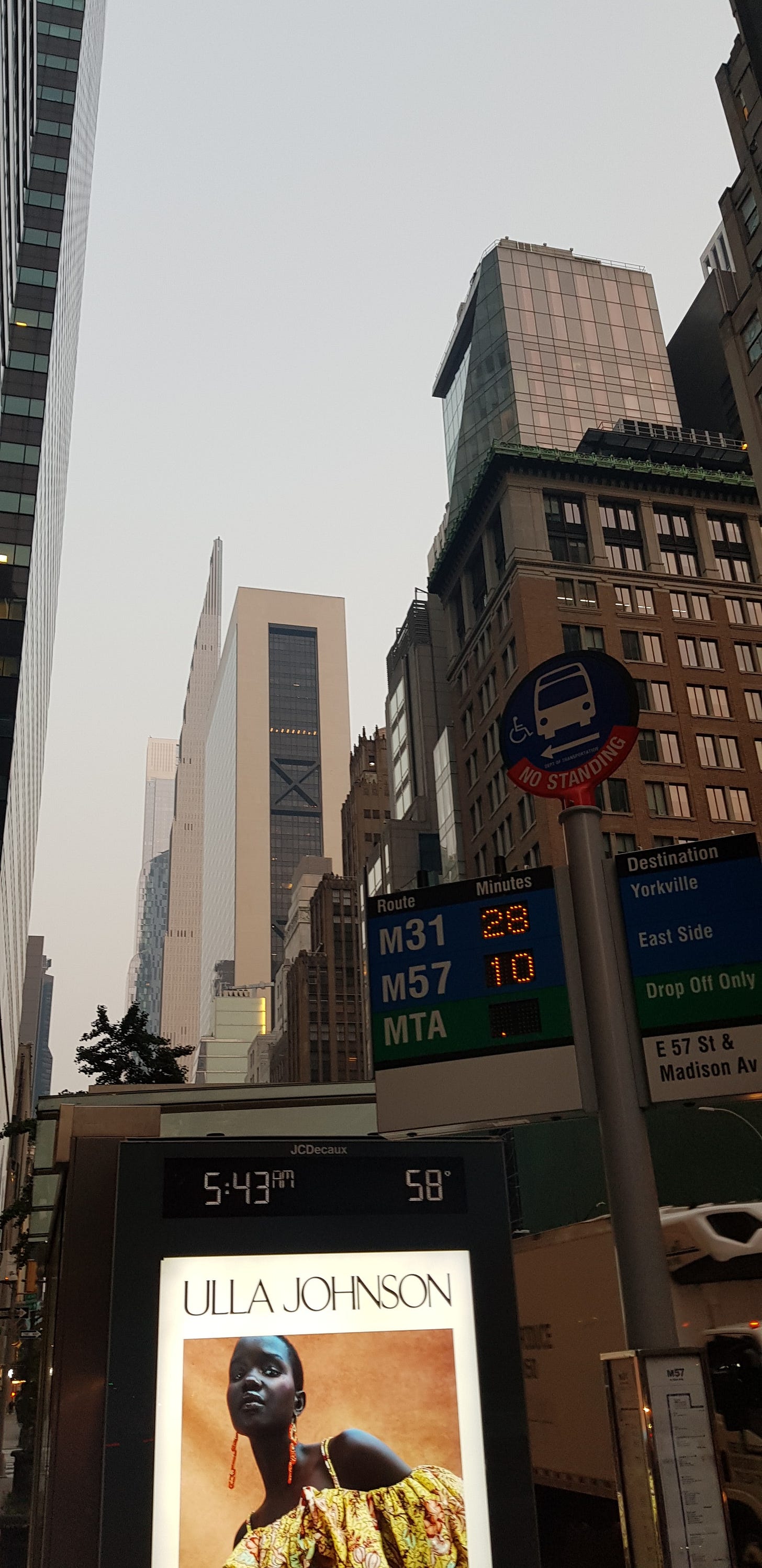 清晨的公車站牌,電子面板顯示下一班車的倒數分鐘 清晨的公車站牌,電子面板顯示下一班車的倒數分鐘