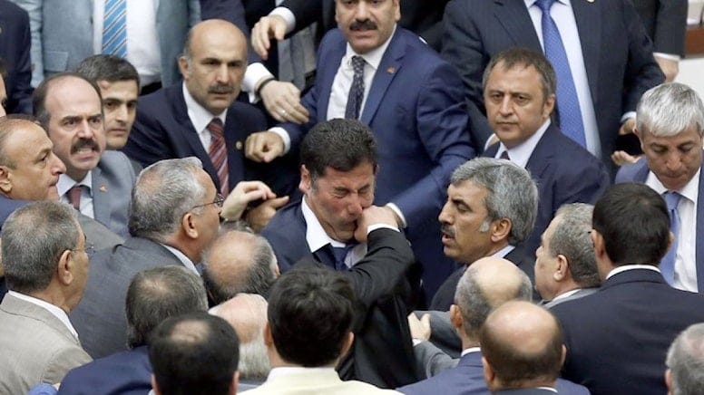 Yediği yumruğu unuttu, AKP safına geçti
