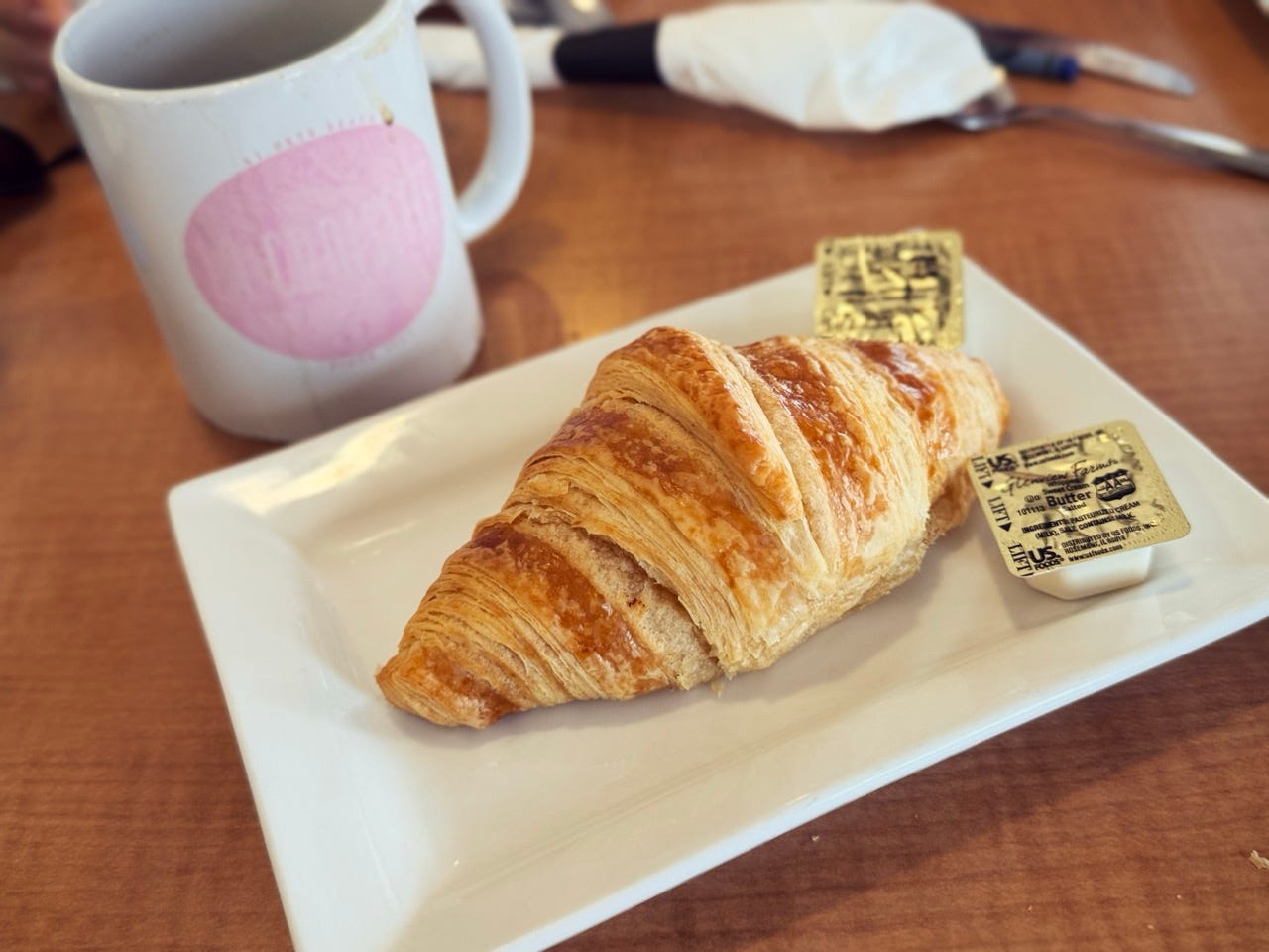 Les croissants français au beurre et à la farine française du restaurant américain La Croisette à St. Pete Beach en Floride. Les croissants français au beurre et à la farine française du restaurant américain La Croisette à St. Pete Beach en Floride.