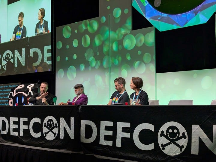 De izquierda a derecha: Clinton (Anthropic), Schneier, Gawrieh (AI Village) y Adkins (Google), en el panel de DEF CON 34. Foto: Juan Brodersen De izquierda a derecha: Clinton (Anthropic), Schneier, Gawrieh (AI Village) y Adkins (Google), en el panel de DEF CON 34. Foto: Juan Brodersen