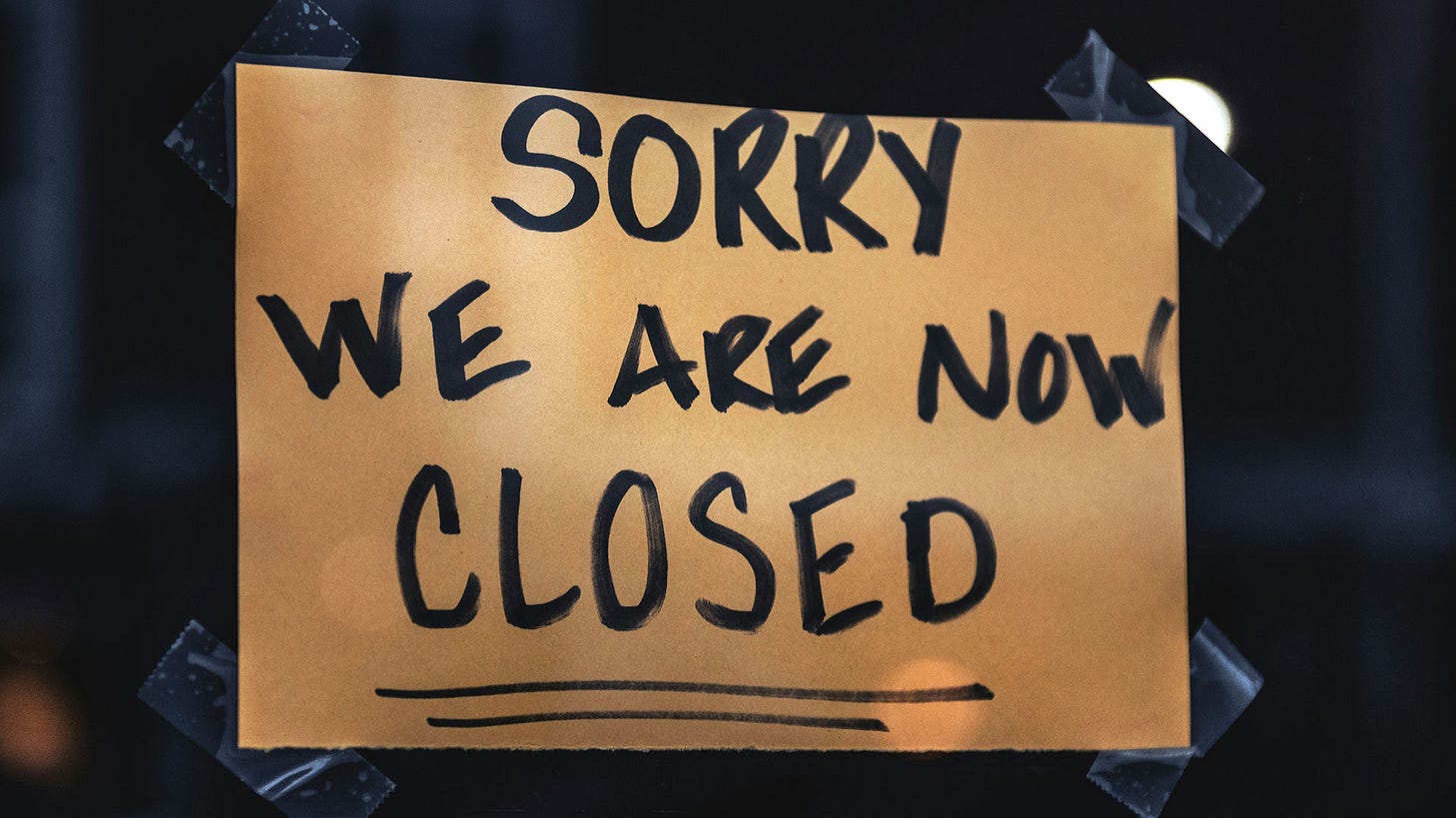 Ein handgeschriebenes Schild: Sorry, we are now closed