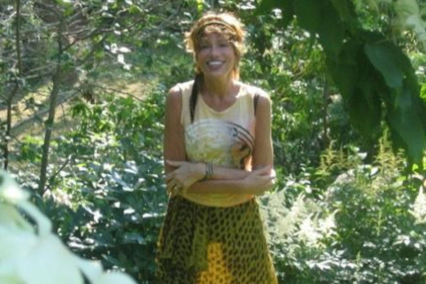 Carly Simon debout à l'extérieur, au milieu de la verdure