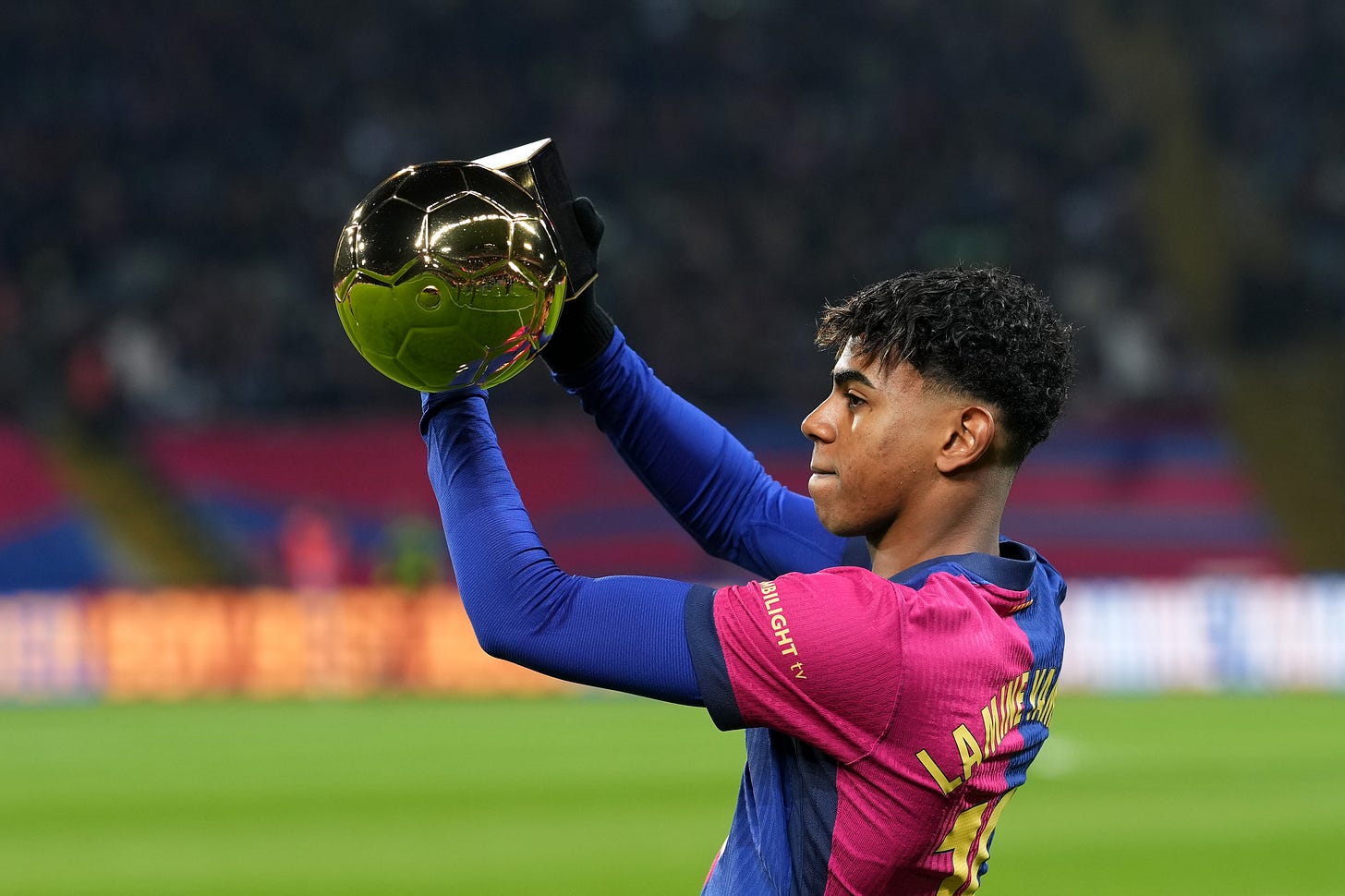 Lamine Yamal holding the Golden Boy award