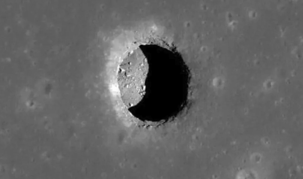 Cientistas confirmam a primeira descoberta de uma caverna na Lua. Cientistas confirmam a primeira descoberta de uma caverna na Lua.