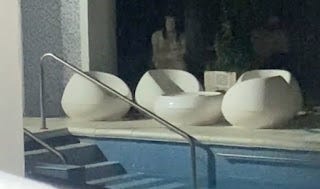 Figura estranha é filmada observando grupo de amigos do lado de fora da casa. Figura estranha é filmada observando grupo de amigos do lado de fora da casa.