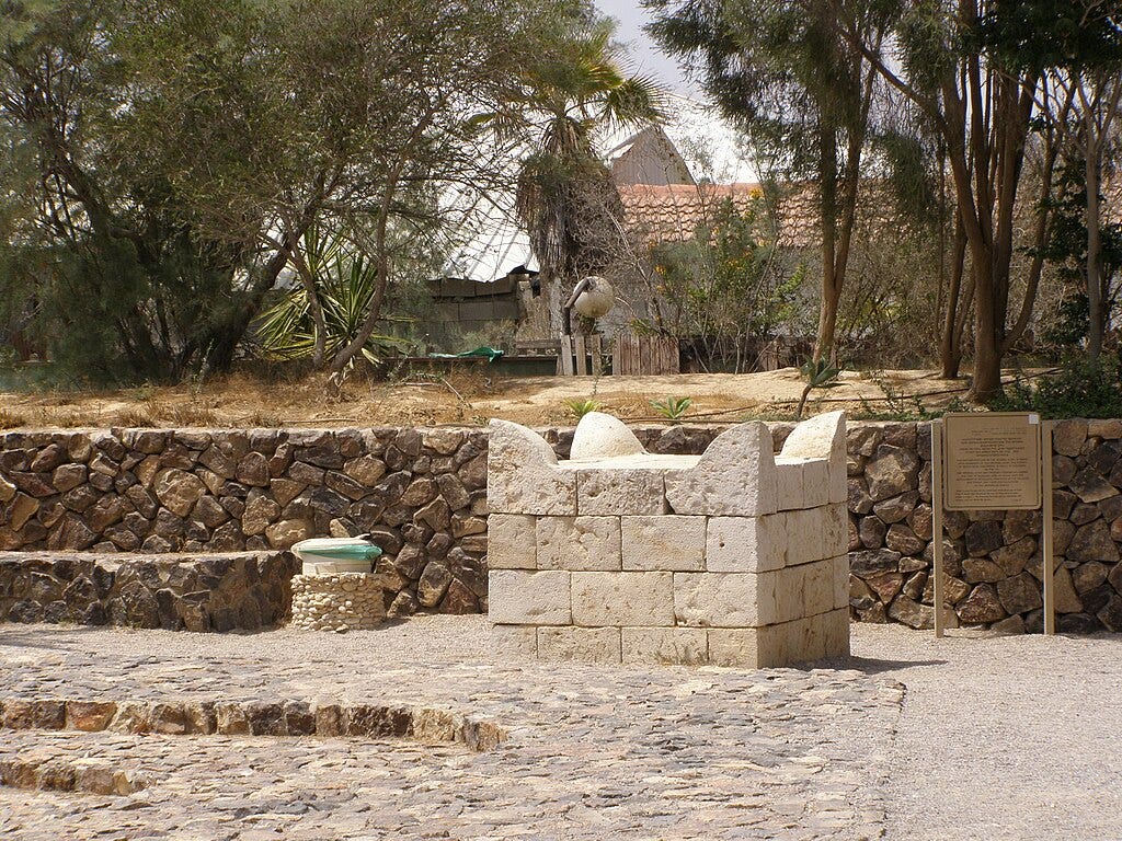 An outdoor display of an altar built of dressed stones, with stone protrusions on each corner forming "horns."