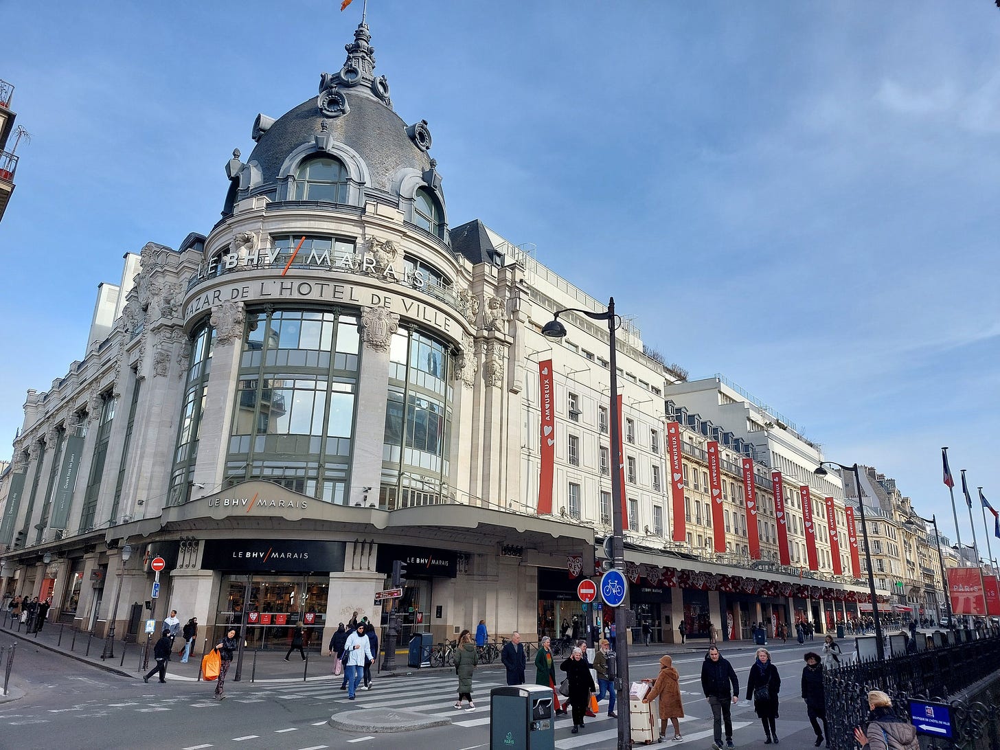 Paris : le BHV Marais, officiellement cédé, tourne une page de son histoire  - Le Parisien