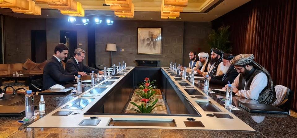 A group of people sitting at a table

Description automatically generated with medium confidence