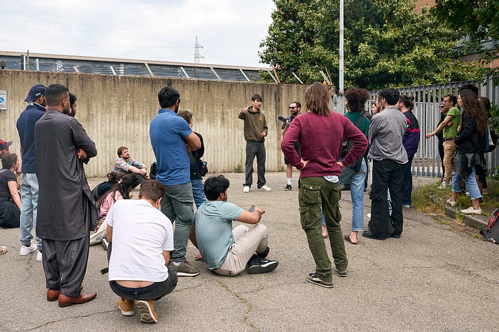 Serie di fotografie scattate nella fabbrica occupata della GKN di VCampi Bisenzio e nei dintorni che mostrano striscioni politici, paesaggi periferici e i partecipanti alla deriva sul territorio
