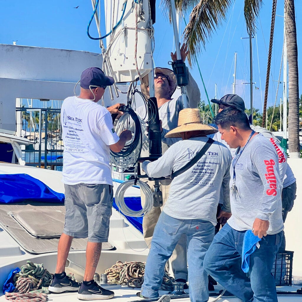Peter Vargas and the SeaTek crew restepping Roam’s newly re-rigged mast.