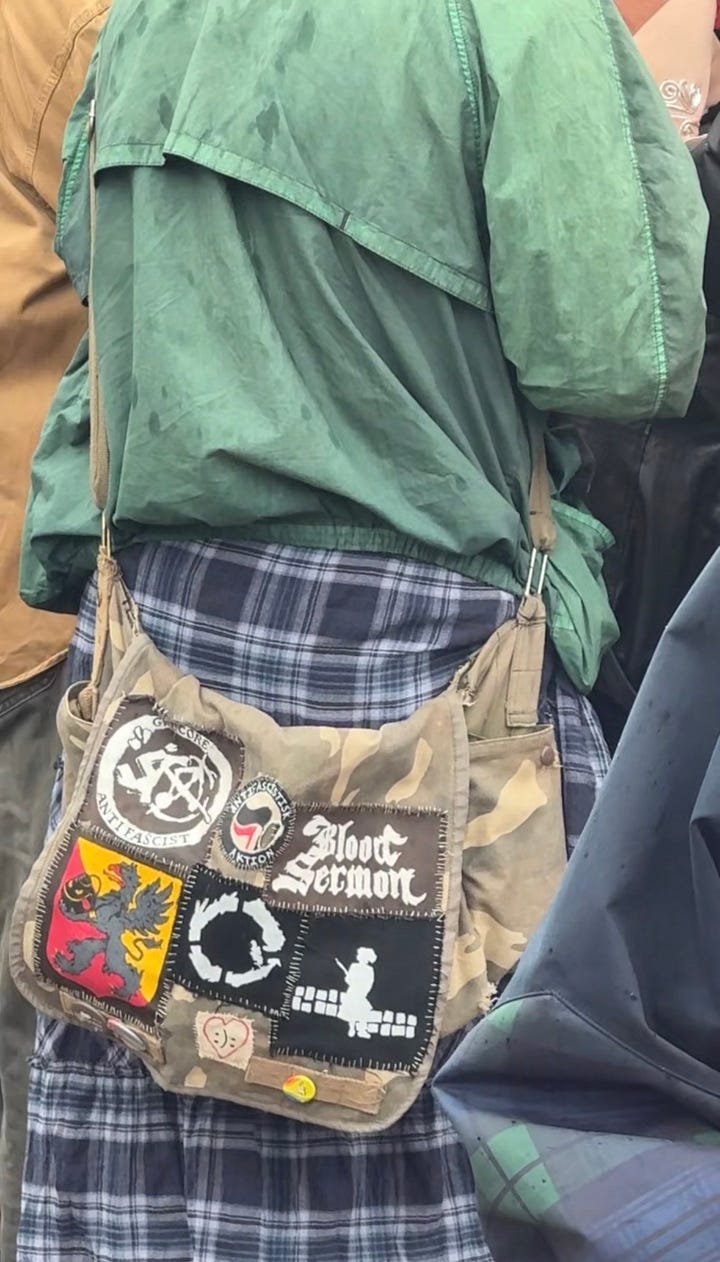 Vänsterextrema symboler i Göteborgs Pridetåg, 2026. Foto: Mijo Eklund