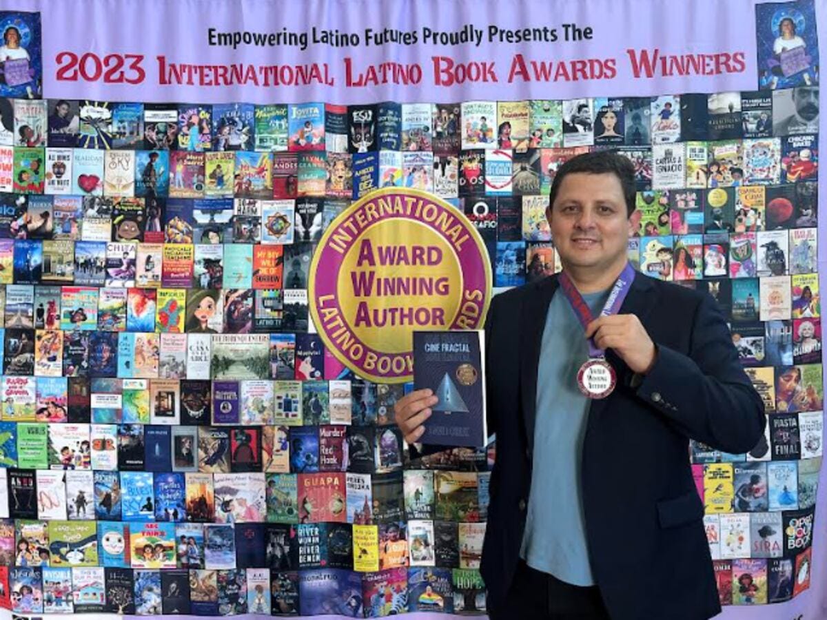 Escritor costarricense David Cruz gana el prestigioso premio Latino Book  Award | La Nación