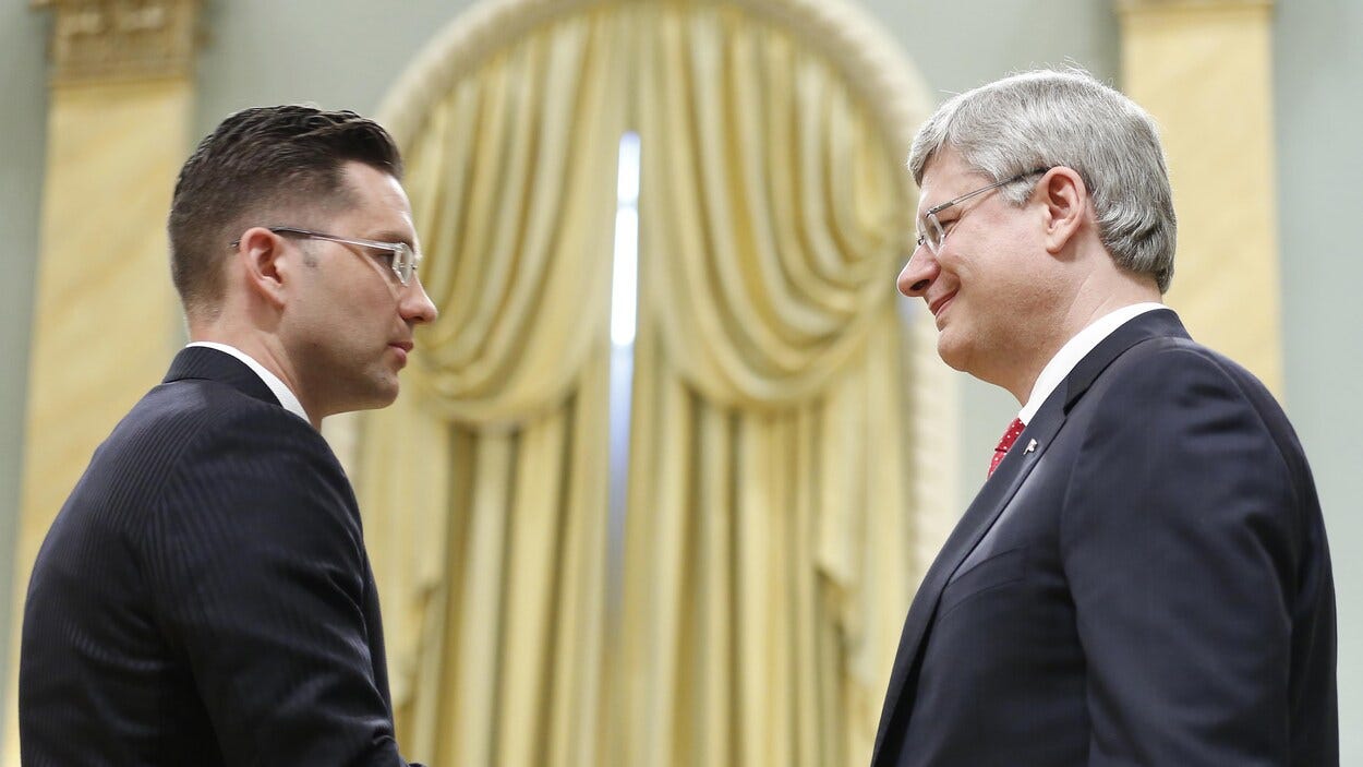 Pierre Poilievre marche-t-il sur les pas de Stephen Harper? | Radio-Canada