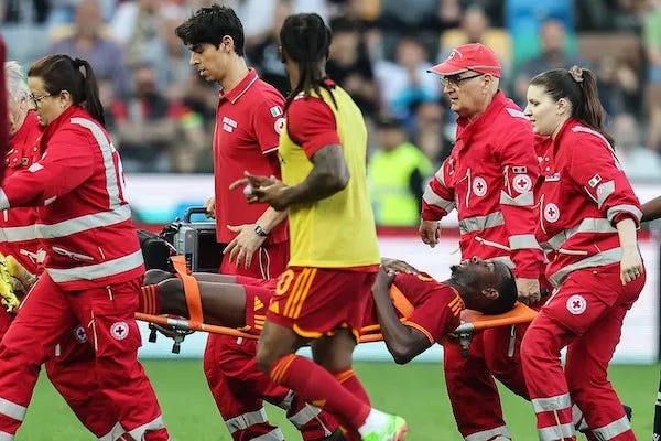 Udinese-Roma, malore in campo per Ndicka. Partita sospesa. Dazn: potrebbe essere un infarto Udinese-Roma, malore in campo per Ndicka. Partita sospesa. Dazn: potrebbe essere un infarto