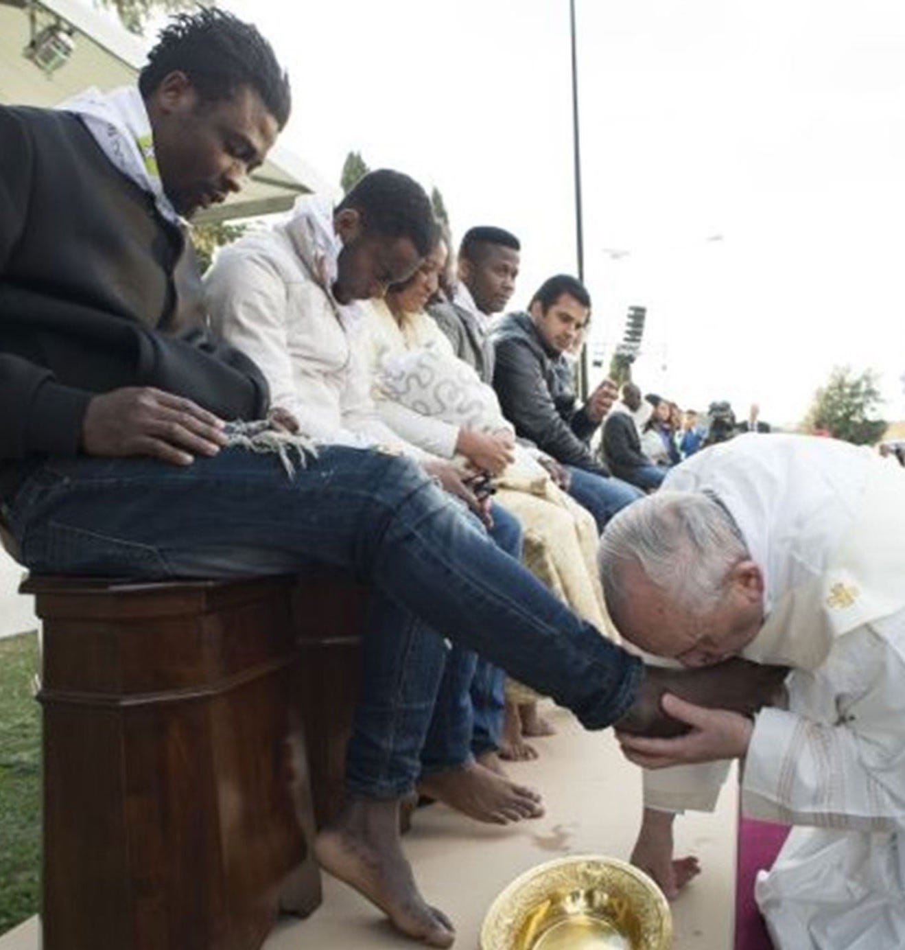 The Pontiff washed and kissed the feet of men and women at the Castelnuovo di Porto refugees centre