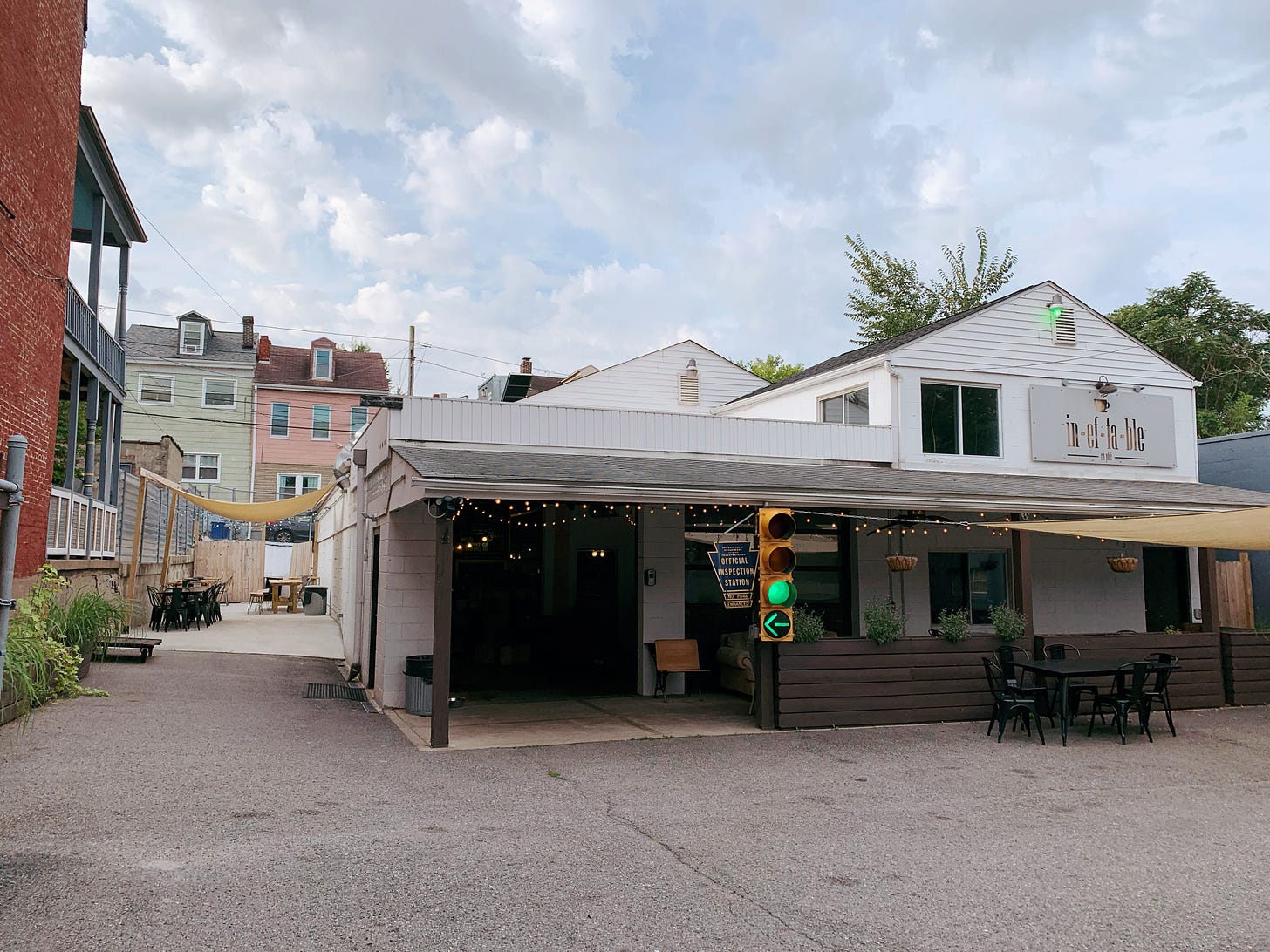 Cafe with a traffic light that points to the outside patio