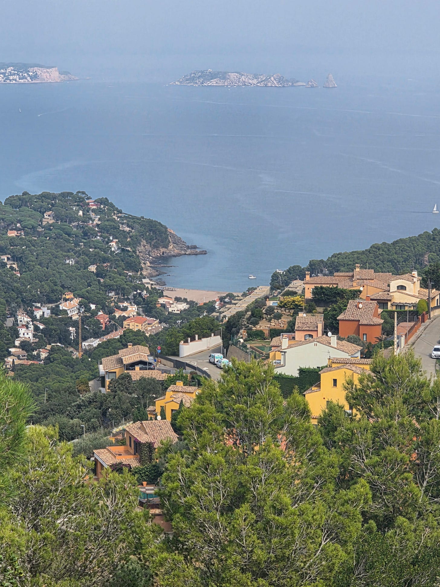 Vistas desde el castillo de Begur , al fondo las Islas Medas. Costa Brava Vistas desde el castillo de Begur , al fondo las Islas Medas. Costa Brava