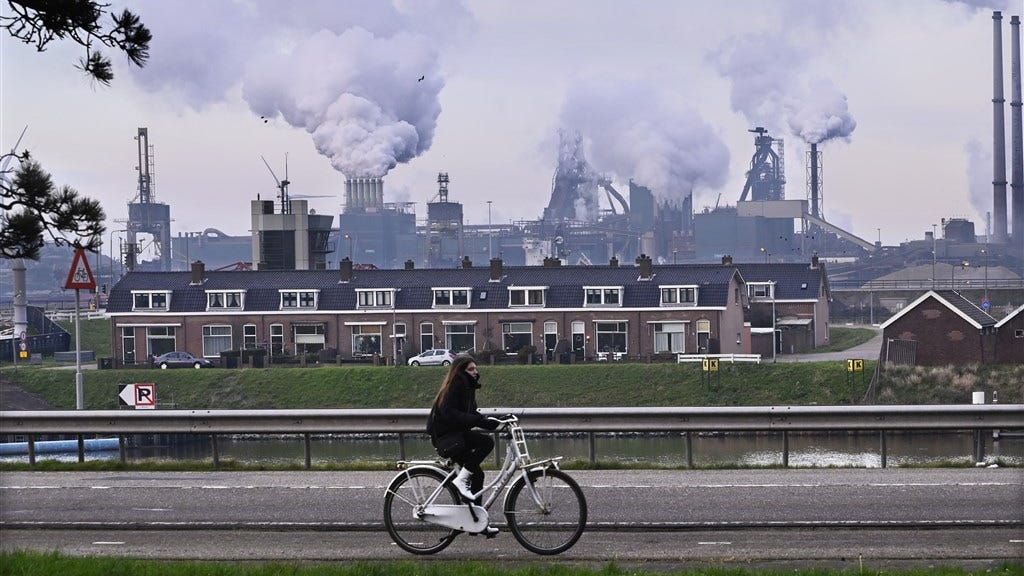 Gemeenten rond Tata Steel zijn vervuilende fabriek zat
