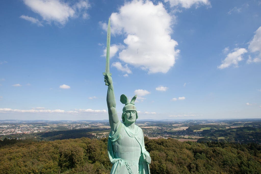 Erinnerung an Arminius und Widukind