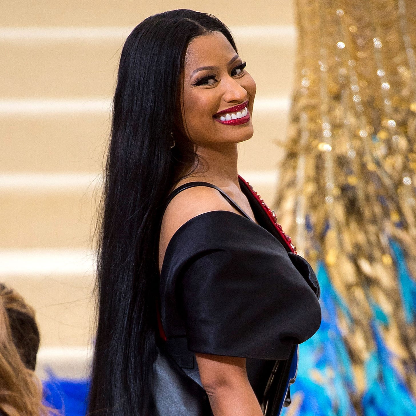 https://www.usmagazine.com/celebrity-news/news/nicki-minaj-offers-to-pay-fans-college-tuition-student-loans-w481031/