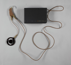 Un boîter rectangulaire avec un long fil jusqu'au contour d'oreille avec une antenne. Un boîter rectangulaire avec un long fil jusqu'au contour d'oreille avec une antenne.