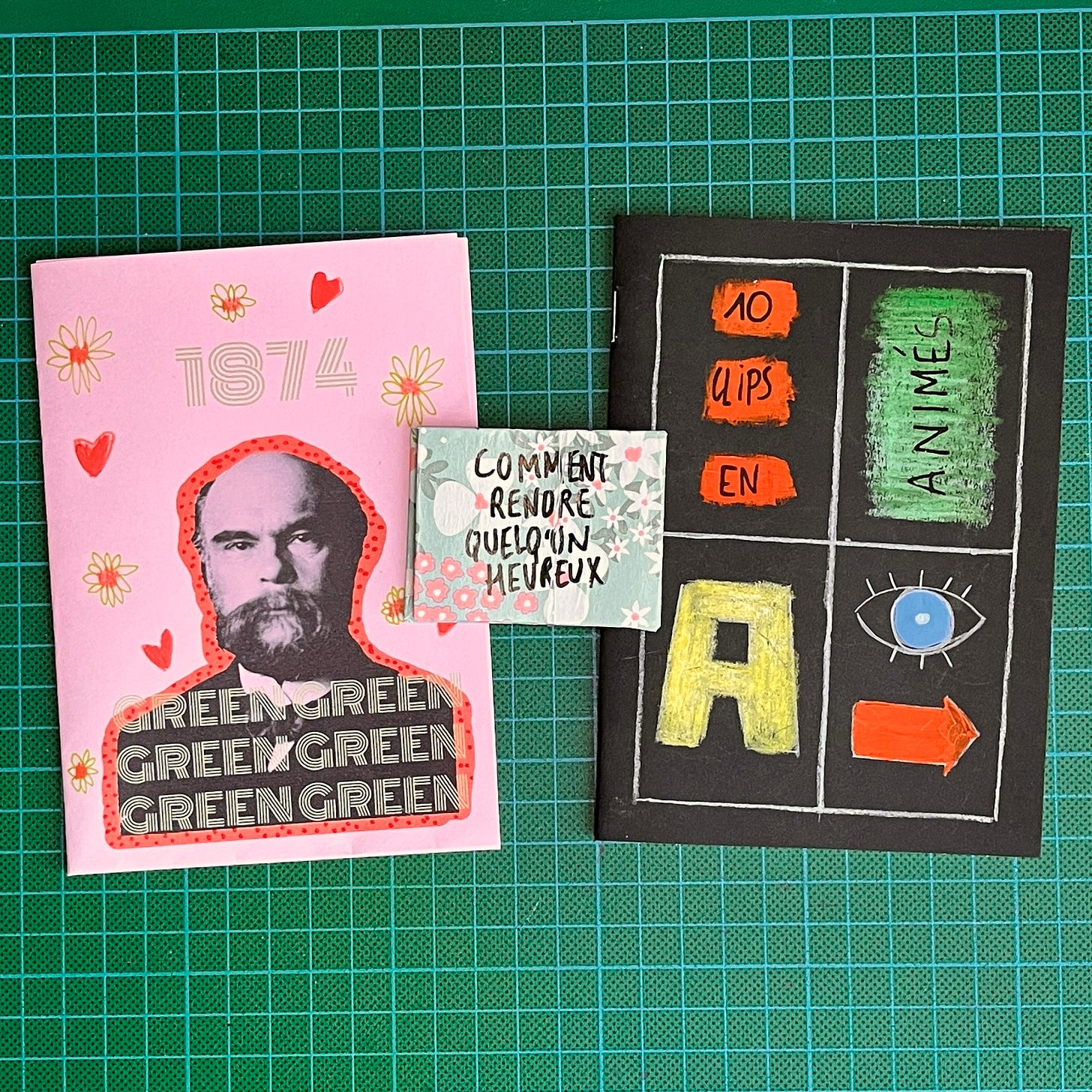 Photo des 3 zines créés par Céline : une feuille A4 rose pliée en 4, un booklet A4 ave couverture noire, un mini accordéon format paysage.