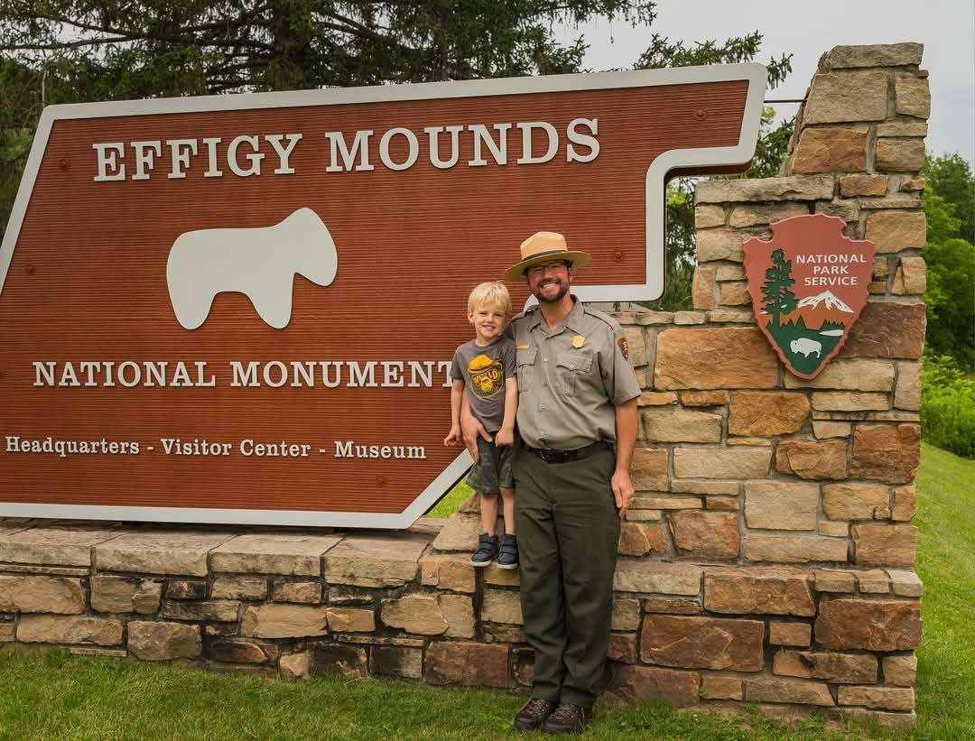 May be an image of 2 people and text that says '개이에 EFFIGY EFFIGYMOUNDS MOUNDS NATIONAL PARK SERVICE NATIONAL MONUMENT Headquarters eadquarters-VisitorCenter- Visitor Center Museum'