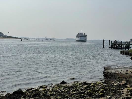 A boat in the water

AI-generated content may be incorrect.