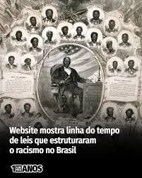 #descrevemospravocê  A imagem é uma composição gráfica em preto e branco, de tom histórico, que ocupa principalmente a parte superior do card. No centro da imagem há um homem negro sentado, vestindo terno escuro e gravata. Ele aparece em destaque dentro de uma moldura oval e está cercado por retratos menores de outras pessoas negras — homens e mulheres — organizados em semicírculo ao redor dele. A cena lembra um quadro de honra ou homenagem coletiva, evocando figuras importantes da história da população negra.  Na parte inferior da imagem, sobre um fundo preto, está o seguinte texto em letras brancas: "Website mostra linha do tempo de leis que estruturaram o racismo no Brasil". No canto inferior esquerdo, está o logotipo "1P5 ANOS", com aparência de selo comemorativo.  A estética da peça remete à memória histórica e à denúncia das estruturas legais do racismo no país, utilizando um retrato antigo e solene para reforçar o tema da resistência e da representatividade negra.