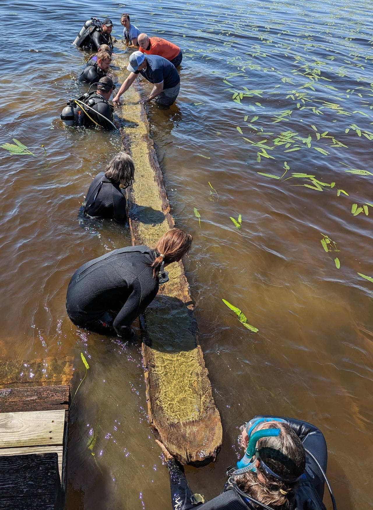 A Native American 28-foot canoe estimated to be 1,000 years old was  recovered last week from southeastern North Carolina's Lake Waccamaw  [1280x1753] : r/ArtefactPorn