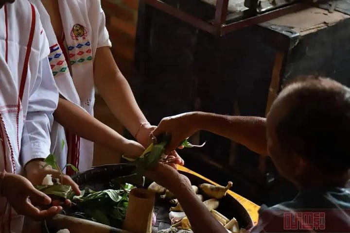 ကေအဲန်ယူတပ်မဟာ ၆ ထဲက လက်ချည်မင်္ဂလာပွဲတစ်ပွဲ။ ဓါတ်ပုံ - Mawkun Magazine