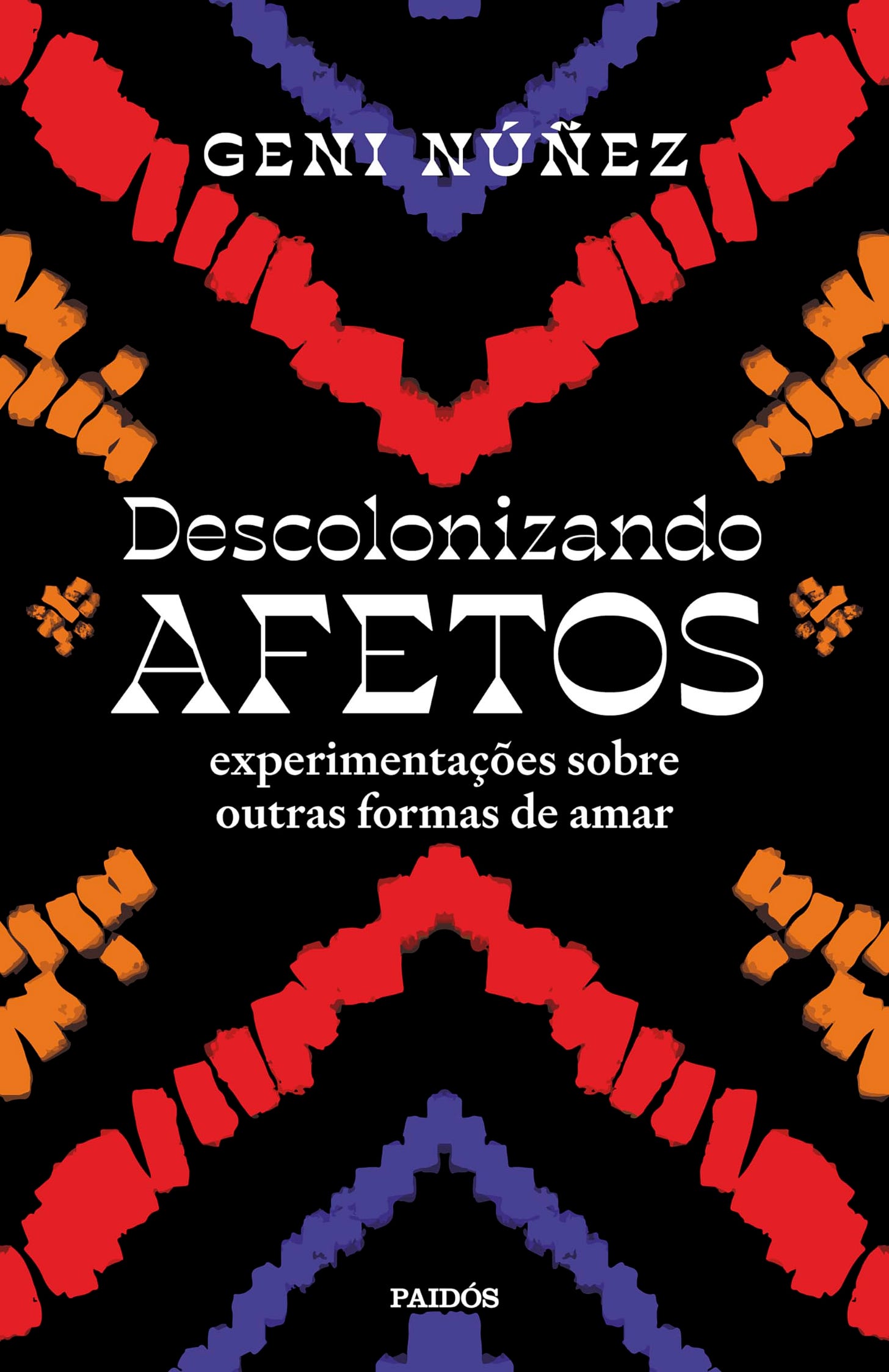 Capa do livro "Descolonizando Afetos: experimentações sobre outras formas de amar", de autoria de Geni Núñez e publicado pela editora Paidós. O fundo é inteiramente preto, decorado nas partes superior e inferior com grafismos geométricos em vermelho e laranja que simulam pinceladas de tinta. No topo da capa está o nome da autora, "GENI NÚÑEZ". No centro, o título traz a palavra "Descolonizando" seguida de "AFETOS", que fica posicionada entre duas pequenas estrelas laranjas. Logo abaixo está o subtítulo "experimentações sobre outras formas de amar". Na base da página, encontra-se o nome da editora "PAIDÓS". Todo o texto da capa é apresentado na cor branca.