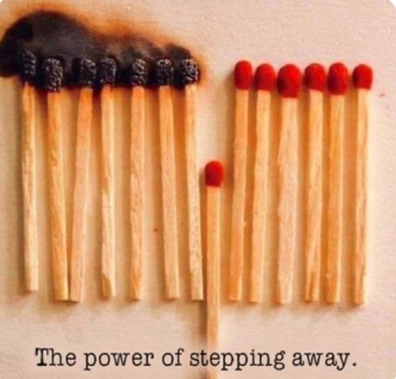 Imagem com palitos de fósforo enfileirados. Os primeiros estão queimados, até que um deles se afasta e impede que o fogo atinja os demais. A legenda diz: “The power of stepping away”.
