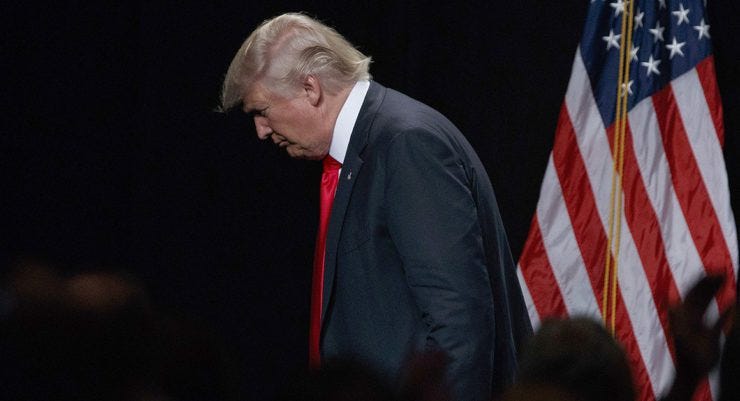Presiden Trump dengan kepala tertunduk