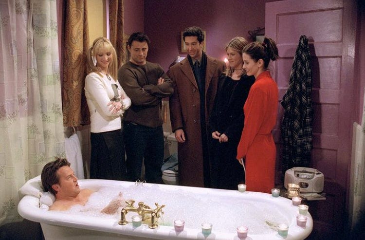 Tous les personnages de la série Friends réunis auprès de Chandler