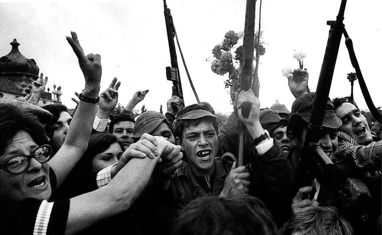 Varias personas celebran el triunfo de la revolución de los claveles contra la dictadura de Salazar. 