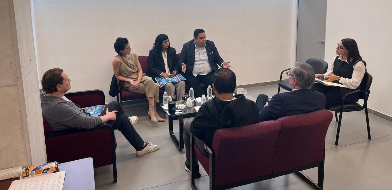 Puede ser una imagen de 7 personas y personas estudiando